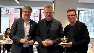 На спільному фото: мер Львова Андрій Садовий, співзасновник мережі UNBROKEN Cities Network Енді Бернем та мер Ліверпульського регіону Стів Ротерам. Енді Бернем та Стів Ротерам тримають у руках статуетки з Левом.