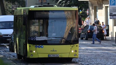 Автобус №92 на одній з вулиць міста
