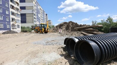 ілюстративне фото новобудови, біля якої прокладають водогін