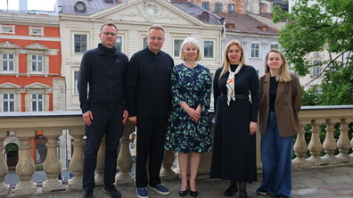 Міський голова Львова Андрій Садовий, Надзвичайна і Повноважна пані Посол Фінляндії в Україні Тар'я Орвоккі Фернандес, представники іноземної делегації та Львіської міської ради на спільному фото.