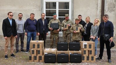Фото: Мерія Львова передала військовим портативні рації та квадрокоптери