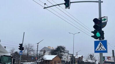 Вулиця Стрийська з автівками на дорозі та ввімкненим зеленим сигналом світлофора