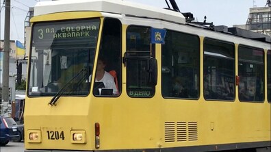 Фото: До Дня Державного Прапора та Незалежності України електротранспорт прикрасили прапорцями
