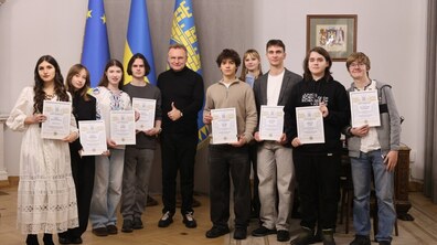 Учні та випускники, які отримали премію із сертифікатами у руках.