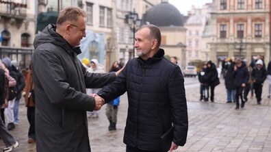 Мер Львова Андрій Садовий тисне руку колишньому меру Херсона Володимиру Миколаєнку на площі Ринок