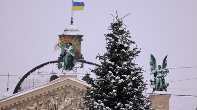 Засніжена ялинка перед Оперним театром.