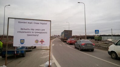 Фото: На в’їздах до Львова біля блокпостів облаштовують смуги для руху спеціального та громадського транспорту