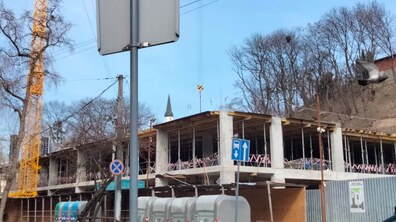 Фото: Представників міста не пропустили на будову, де нещодавно стався обвал