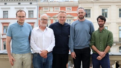 Міський голова та перший заступник міського голови позують для фото поруч з майстрами французької асоціації «Теслі без кордонів»