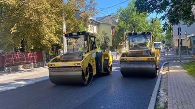 Ремонтні роботи на вул. Героїв УПА. Велика спецтехніка утрамбовує нове асфальтне покриття.