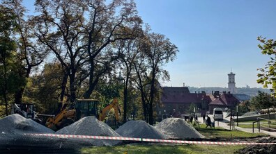 Фото: На вул. Кривоноса встановлюють інформаційний центр пам’яті Героїв Небесної Сотні