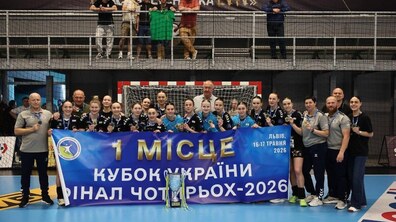 Гравчині “Галичанки” після перемоги у Кубку України з гандболу серед жіночих команд. Команда разом із тренерським штабом та директором Офісу спорту Львівської міської ради Антоном Нікуліном тримає банер із написом «1 місце. Кубок України. Фінал чотирьох-2026» та позує із трофеєм і медалями на майданчику SHUVAR-Арена.