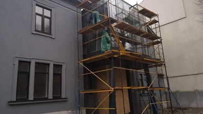 Фото: Скляну добудову до вілли Бачевського демонтовують