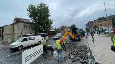 Фото: На частині вул. Личаківська ліквідовують просідання на дорожньому покритті: можливі незручності для проїзду транспорту