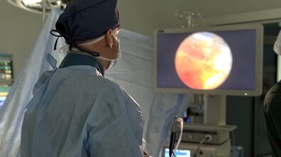 Фото: Львівські нейрохірурги лише через два проколи прооперували чоловіка з міжхребцевою грижею