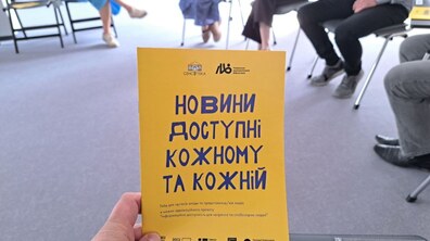 На фото зображено гайд в руках чоловіка