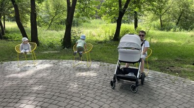 Фото: Стільці, лавки та лежаки: у львівських парках встановлюють вуличні меблі