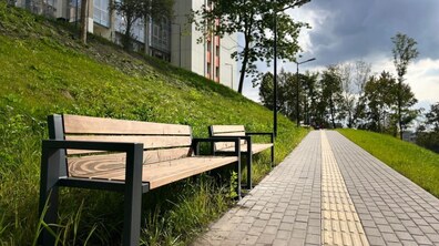 Фото: Вздовж безбар’єрної доріжки, яка веде до дитячої лікарні на вул. П. Орлика, облаштували нові лавки