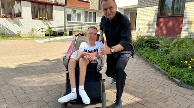 Фото: 30-річний Назар Гусаков зі СМА отримав від міста дороговартісні ліки