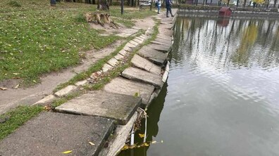Фото: Аварійну набережну Левандівського озера укріплять