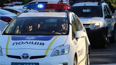 Поліцейські на машинах з проблисковими маячками рухаються вулицею. Фото ілюстративне.