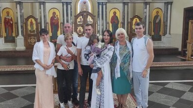 Фото: У церкві Покрови охрестили дев’ятирічного мешканця «Маріяполіса» і повінчали його хрещених батьків