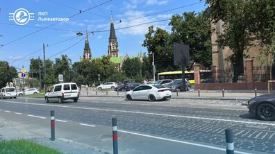 Фото: На вул. Степана Бандери наносять дорожню розмітку
