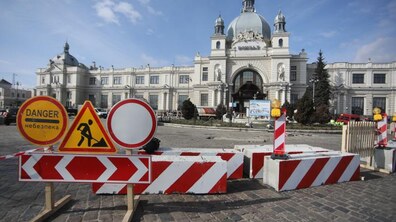 Фото: Розпочали роботи з реконструкції пл. Двірцевої