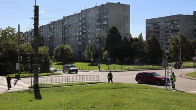 Панорама перехрестя вулиць Мазепи та Миколайчука у сонячний день. На тлі - великі багатоквартирні будинки. На передньому плані – зелений газон, елементи дорожньої інфраструктури та проїзна частина.