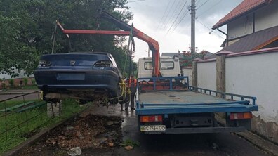 Фото: У Винниках з вулиці забрали покинуту автівку, яка стояла там понад 5 років