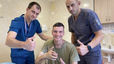 Фото: У центрі НЕЗЛАМНІ 27-річному військовому медику повернули можливість рухати руками 