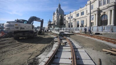 Фото: На пл. Двірцевій облаштовано 4 платформи для пасажирів трамваїв і 2 для пасажирів автобусів: роботи тривають