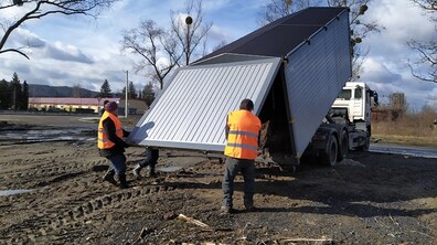 Фото: У Львові розвантажили перший компост із контейнерів