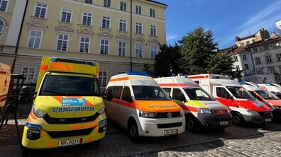 Фото: 14 автомобілів швидкої допомоги передали у Львові німецькі волонтери Збройним Силам України
