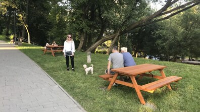 Фото: Столи та лавки у парках Львова: в місті триває облаштування вуличних меблів