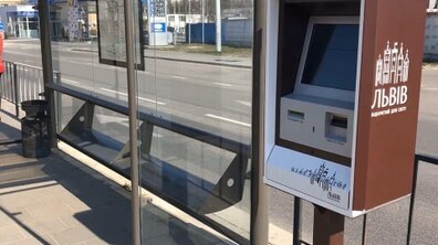 Фото: На зупинках електротранспорту встановлюють термінали для придбання квитків