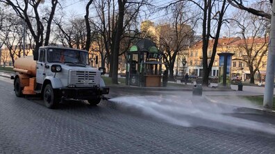 Фото: Комунальні служби Львова проводять миття вулиць