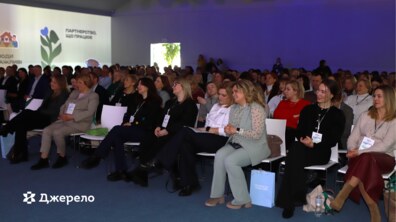 Десятки учасників форуму сидять у великій залі та слухають спікерів