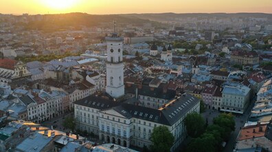 Панорамне фото центральної частини міста, по центру - будівля міської Ратуші Львова.