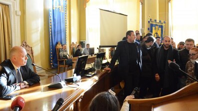 Фото: У роботі сесії Львівської міської ради знову оголошено перерву: активісти ГО «Розвиток громади» заблокували трибуну