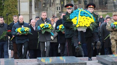 Фото: На Личаківському кладовищі з нагоди Дня Гідності та Свободи вшанували новітніх Героїв