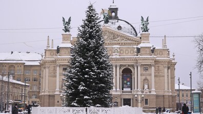 Головна ялинка перед Оперним театром. Біля ялинки люди.