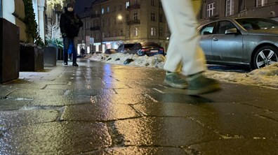 Люди йдуть тротуаром, покритим льодом