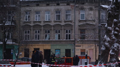 вибиті вікна в будинку після обстрілу