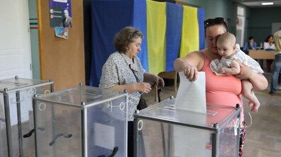 Фото: Усі дільниці у Львові закрились: явка виборців 52,34%