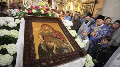 Фото: Сотні львів’ян прийшли зустріти чудотворну ікону Божої Матері, яку привіз із собою до Львова Глава Православної Церкви України