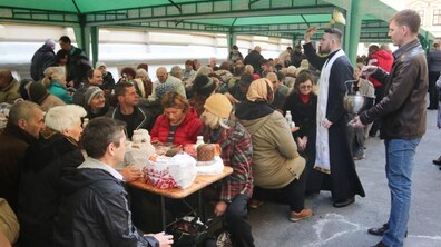 Фото: Для потребуючих львів’ян місто організувало Великодній сніданок