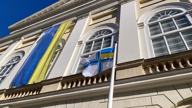 Військово-Морський Прапор Збройних сил України майорить на флагштоці біля Львівської міської ради. Це біле прямокутне полотнище із синім хрестом та Державним Прапором у лівому верхньому куті.