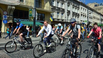 Фото: У Львові відзначили Всеукраїнський Велодень: мер Львова також проїхав з учасниками на велосипеді