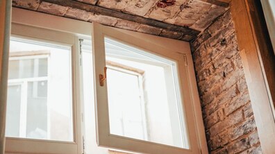 Фото: У Львові в історичному будинку чотири пластикові вікна замінили на дерев’яні